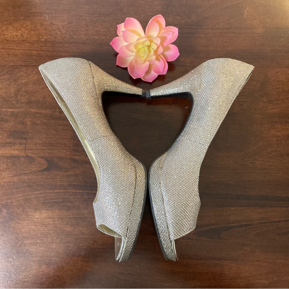 Bandolino Gold Heels Size 9.5
